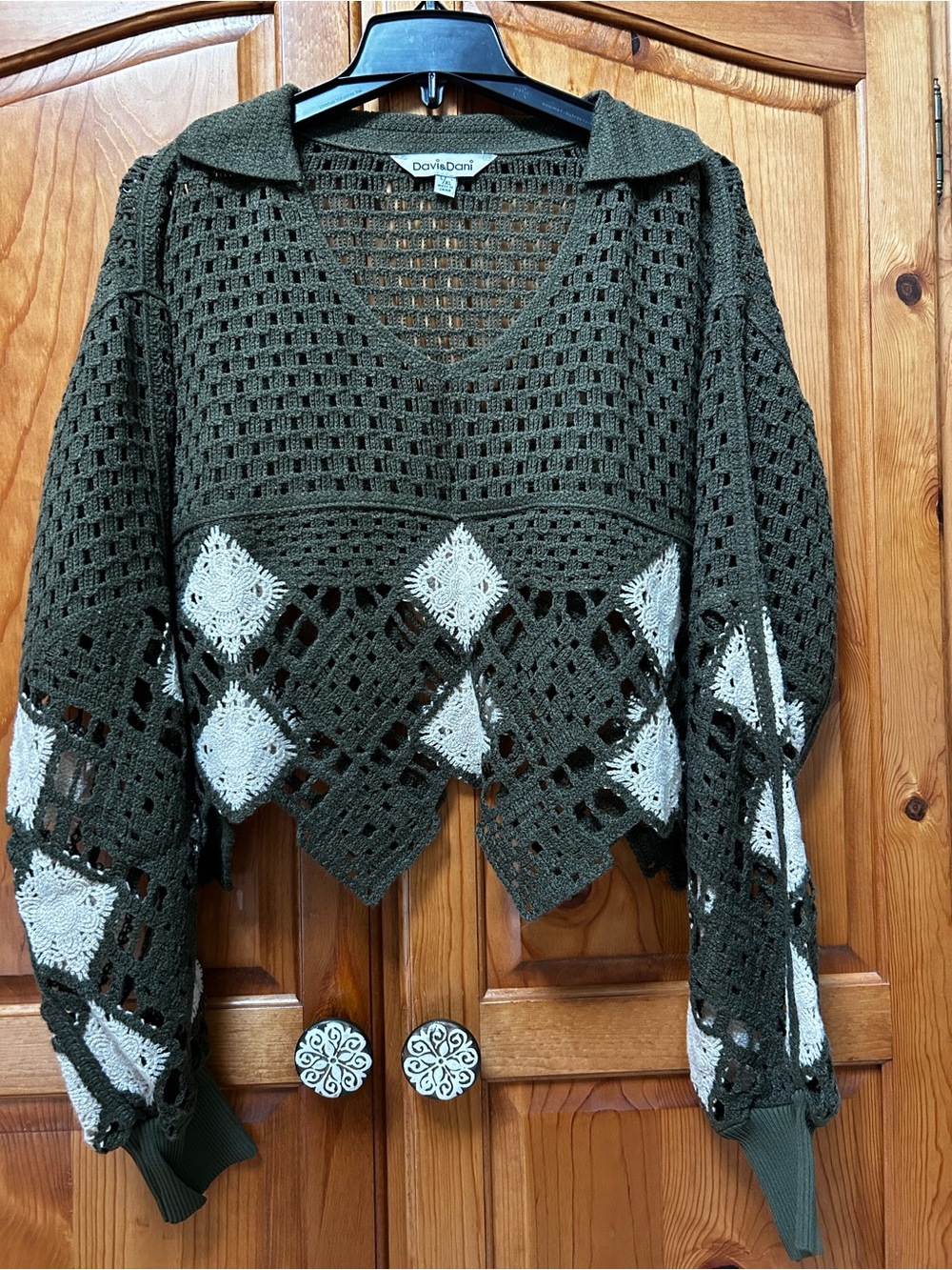 DAVI & DANI Olive and Cream Crochet V‑Neck Pointed‑Hem Sweater
